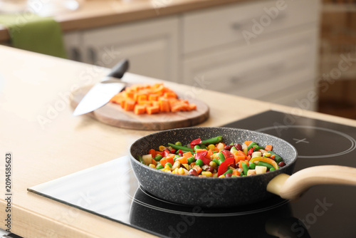 Frying pan with vegetables ...