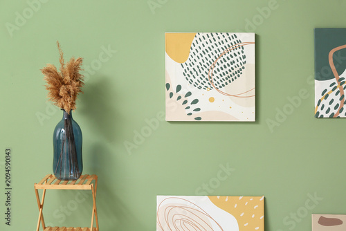 Vase with pampas grass on s...