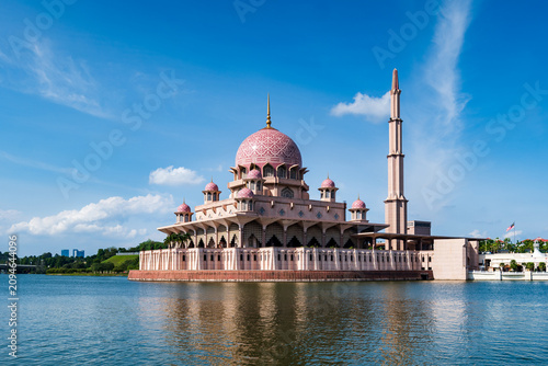 Masjid Putra pink mosque on Putrajaya Lake, Putrajaya, Malaysia