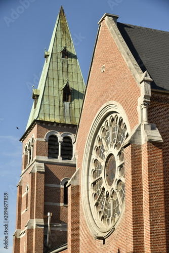 Fotografía L'église Notre-Dame avec son clocher en toit pointu en cuivre à Nivelles (Braban