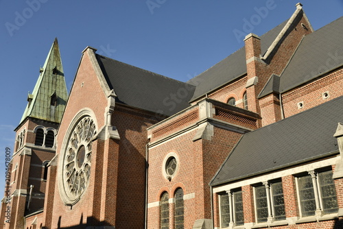 L'église Notre-Dame avec son clocher en toit pointu en cuivre à Nivelles (Brabant Wallon)