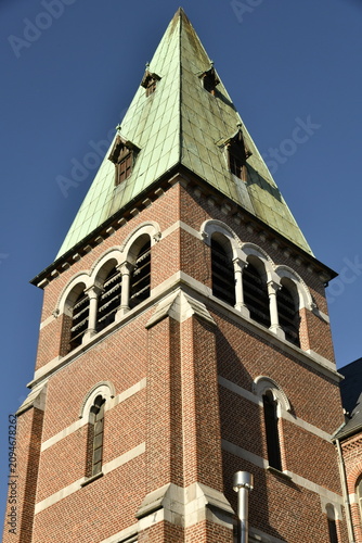 L'église Notre-Dame avec son clocher en toit pointu en cuivre à Nivelles (Brabant Wallon)