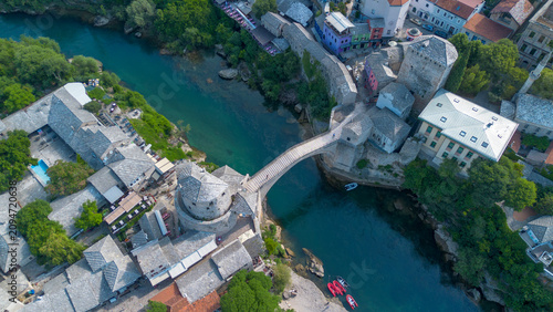 Foto High angle drone view of the historic Stari Most Mostar Old Bridge over Neretva