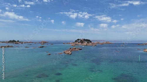 Magnifique vue sur la côte de granit rose depuis les airs à Trégastel