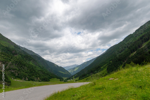 Foto Mountain road descending through the green Felbertauern valley