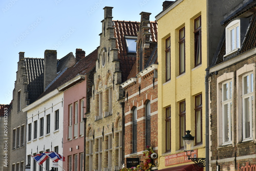 Obraz premium L'architecture typique à pignon parfois dentée des façades médiévales à Bruges 