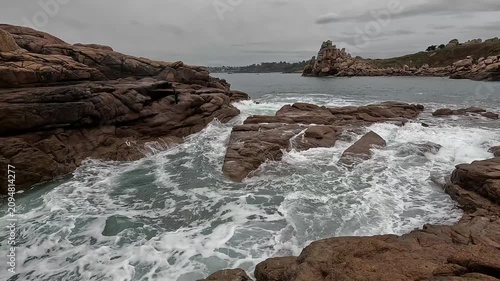 Magnifique vue sur la côte de granit rose depuis les airs à Trégastel