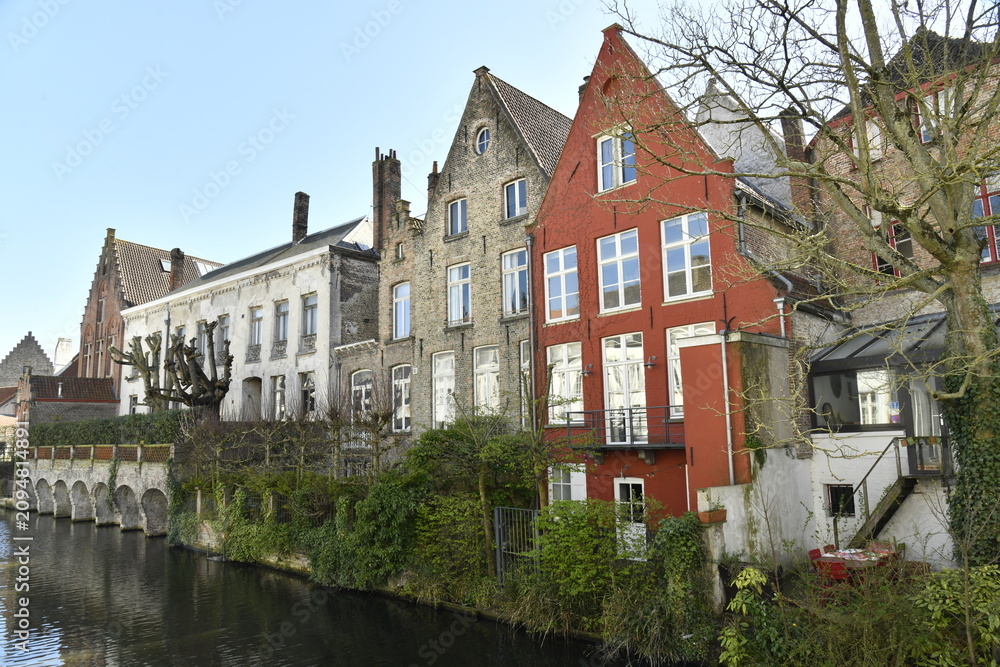 Fototapeta premium Façades arrières des maisons le long d'un des canaux à Bruges (Brugge) 