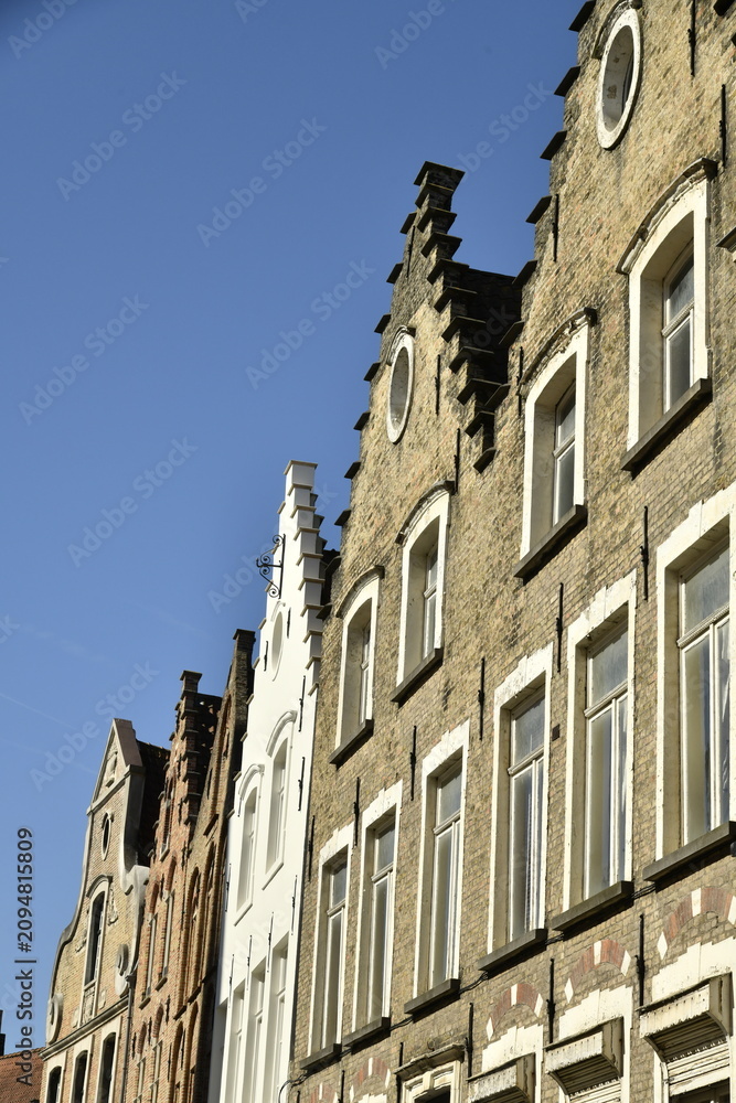 Obraz premium L'architecture typique à pignon parfois dentée des façades médiévales à Bruges 