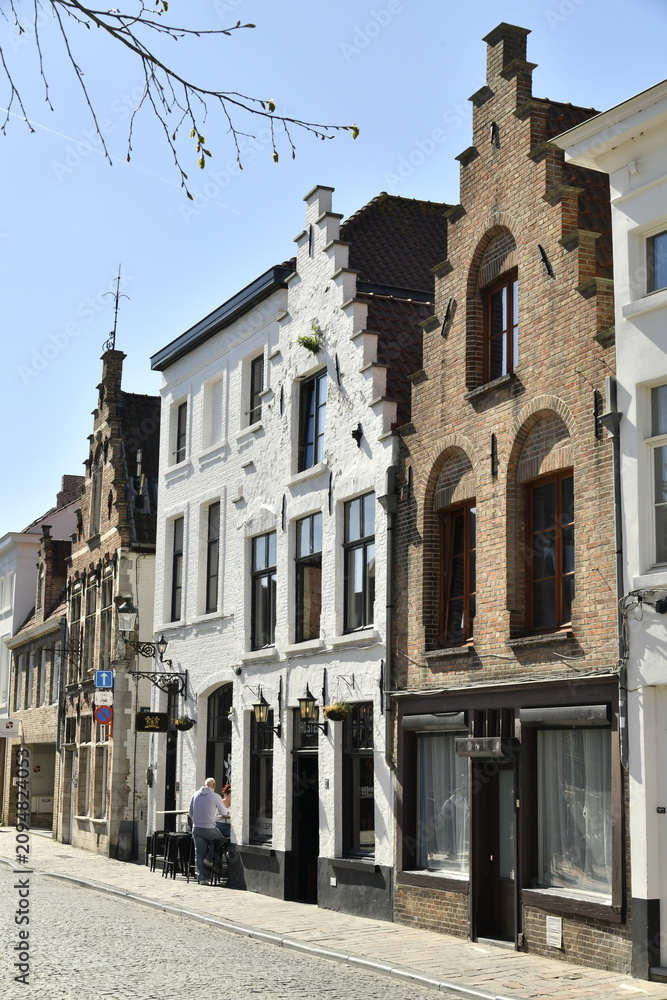 Fototapeta premium L'architecture des façades de maisons historiques parfois modifiée au fil du temps à Bruges (Brugges)