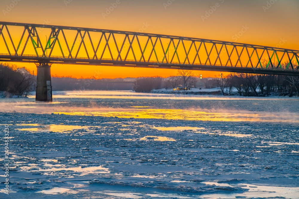 Obraz premium Ohio River in Marietta, Ohio at sunrise in the winter