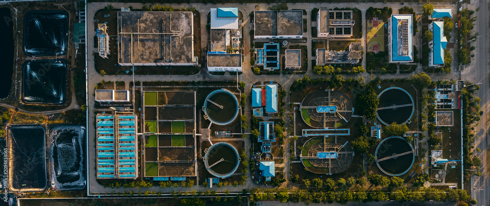 Obraz premium Wastewater treatment facility showing circular tanks and channels