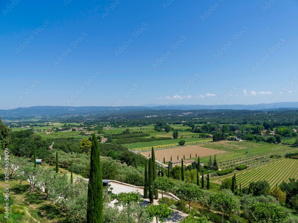 Obraz premium Landscapes of the Luberon - Ménerbes in Vaucluse - Botanical garden on the heights of the Citadel, is laid out in terraces with views of the Luberon vineyards, the Vaucluse mountains and Mont Ventoux