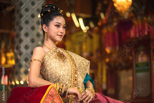 Cuadro en lienzo Thai woman in traditional Royal Chakraphat dress and golden jewelry sitting and