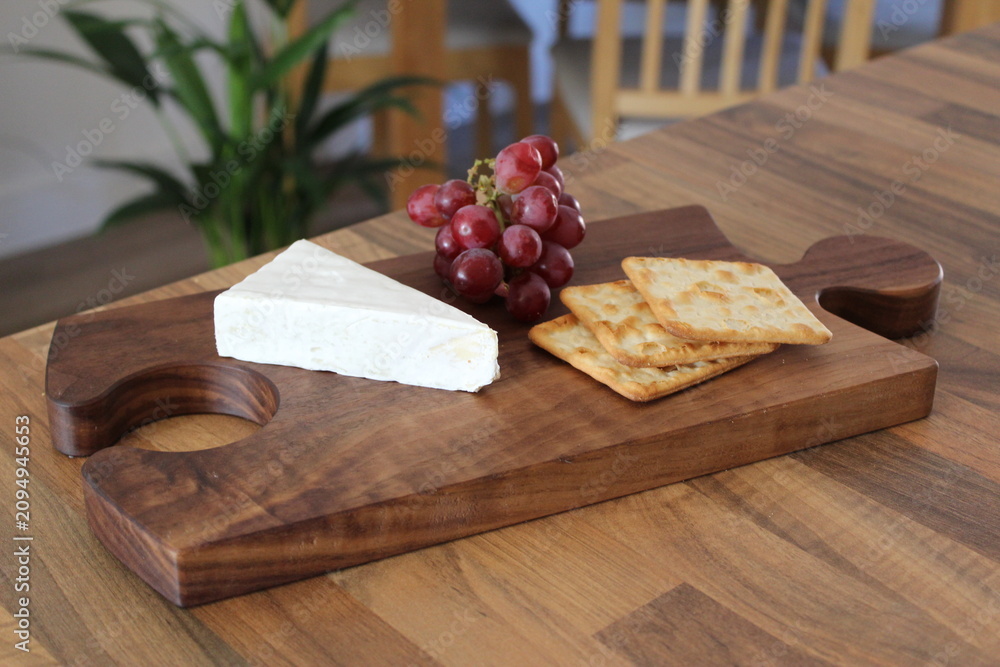 Papier peint Jigsaw puzzle cheese board, grapes, cheese and crackers lower angle