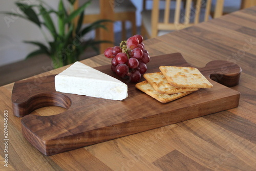 Tableau sur toile Jigsaw puzzle cheese board, grapes, cheese and crackers lower angle