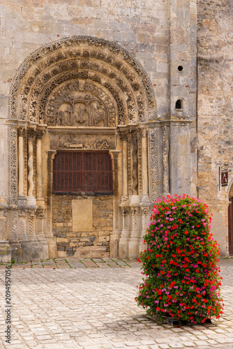 Fotografie Eglise Saint Lazare portal decorating medieval Avallon street