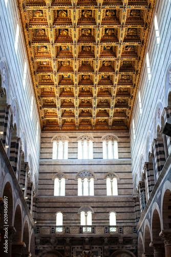 Foto Pisa cathedral nave interior displaying gilded coffered ceiling