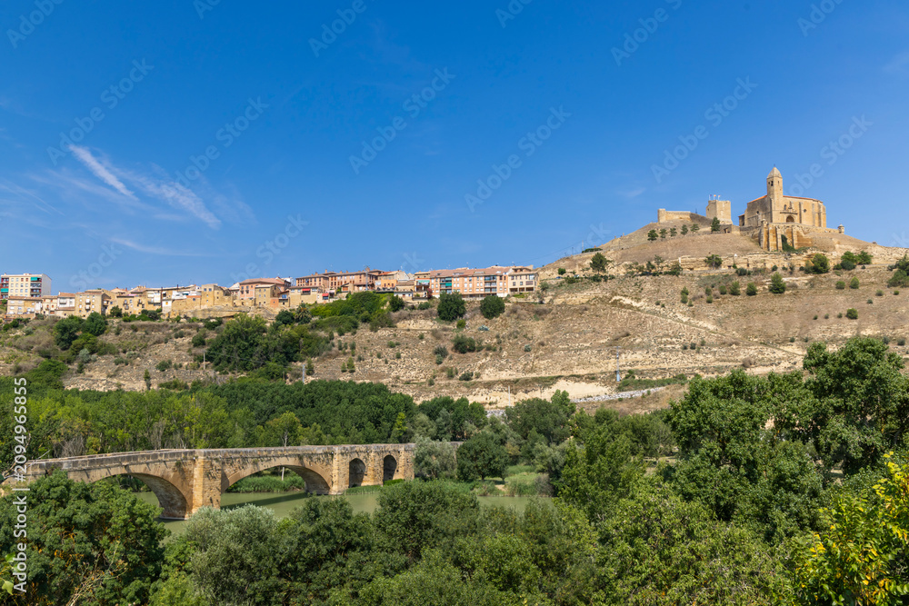 Fototapeta premium San Vicente de la Sonsierra medieval village with castle and bridge