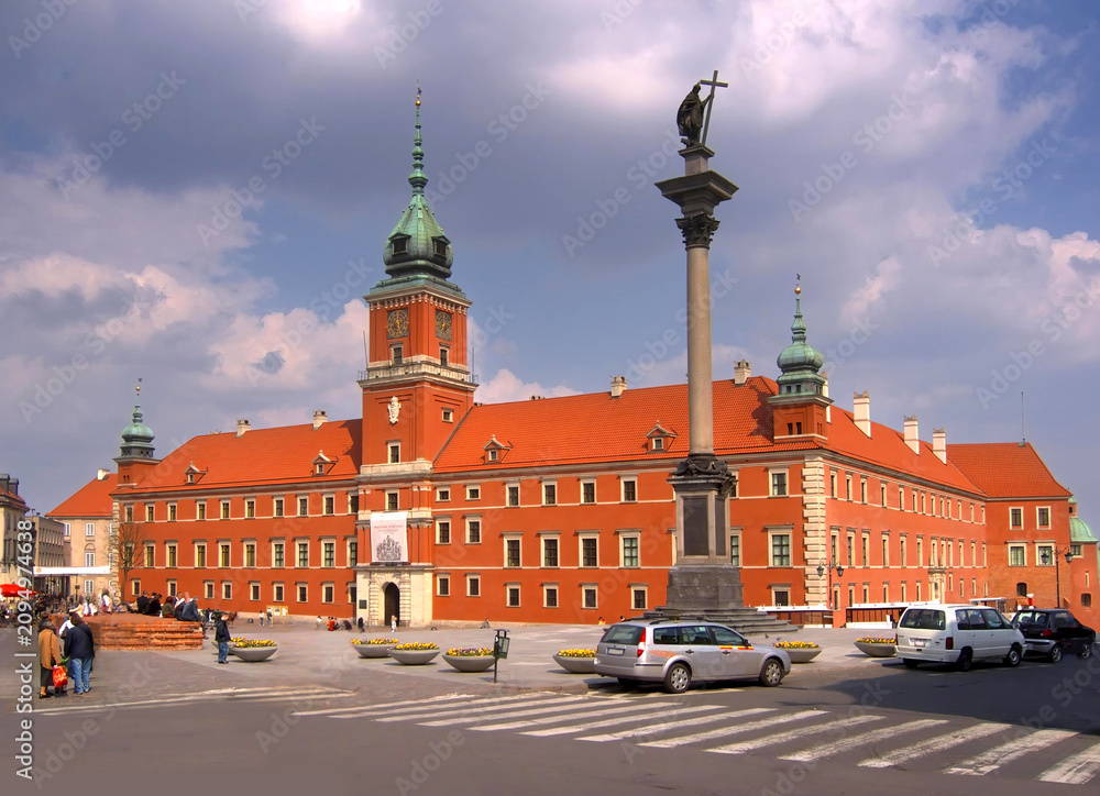 Obraz premium Royal Castle and Sigismund's Column on Castle Square in Warsaw Old Town, Poland.