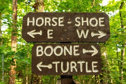 Billede på lærred Wooden trail sign marking hiking routes through the forest at French Creek State Park, Pennsylvania