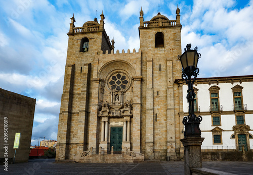 Fotografía closeup of the front of the Catholic romanesque style cathedral's rose window an