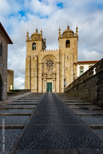 Foto Catholic romanesque style cathedral's rose window and bell towers in Porto, Port