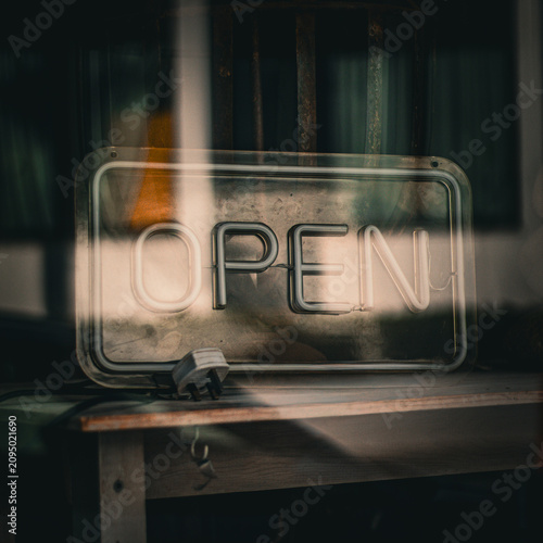 Quadro su tela open sign
