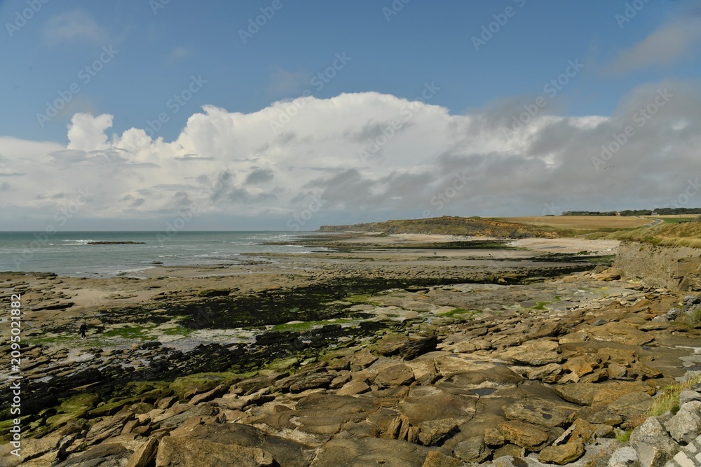 Fototapeta premium Le littoral accidenté vers le cap Gris Nez à la Côte d'Opale à Audresselle en France 