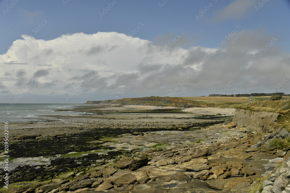 Fototapeta premium Le littoral accidenté vers le cap Gris Nez à la Côte d'Opale à Audresselle en France