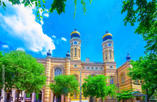Εκτύπωση καμβά Synagogue on Dohány Street in Budapest — Historic Jewish architecture with two o