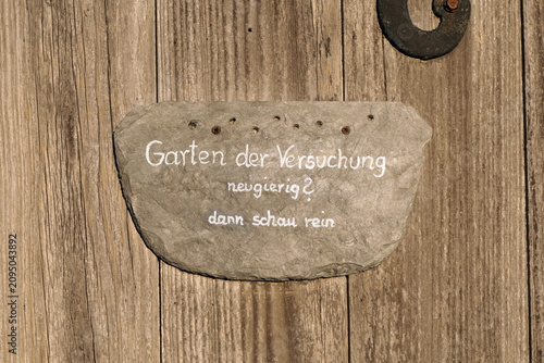 Türschild 'Garten der Versuchung'