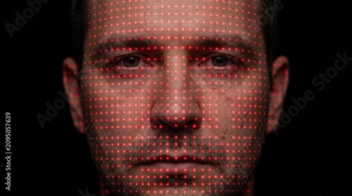 Retrato de hombre iluminado únicamente por densa matriz de puntos infrarrojos