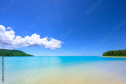 Quadro su tela 石垣島　フナクヤ浜に広がる透明な遠浅の海と青空が美しい夏の南国絶景風景
