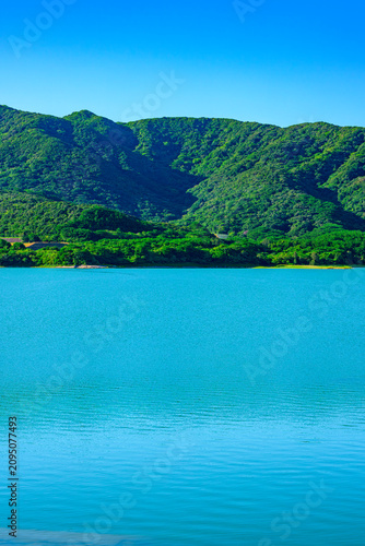 青く穏やかな湖面と深い緑の山々が広がる石垣島底原ダムの美しい風景