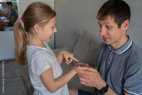 Bilde på lerret Young girl shows lost primary tooth to her father at home