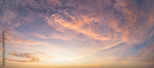Foto Beautiful sunset sky background with soft pastel pink purple clouds and vibrant