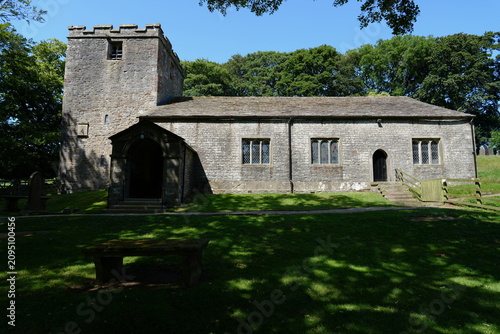 Fotografie St Peter's Church, East Marton, was first built during Norman times to replace an earlier Saxon church