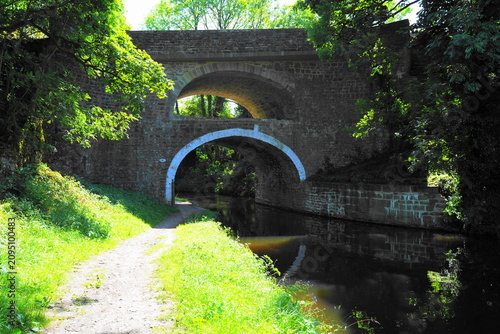 Fotografie Double Arched Grade II listed Building Bridge Leeds Liverpool Canal, East Marton