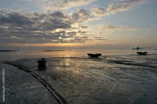 Konstfotografi Xiamen Mudflat and Fishing Boats at Sunrise over Taiwan Strait
