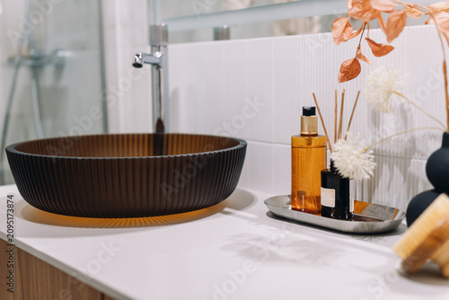 Fotografi Liquid soap in dispenser bottle close to bathroom sink