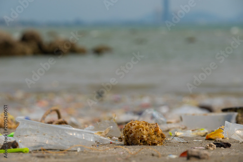 Canvastavla Polluted beach with plastic waste and garbage washed up on the shore, environmen