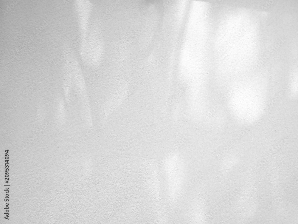 Naklejka premium Leaf shadow and light on white concrete wall, overlay effect for photo, mock up, product, wall art, design on a transparent background