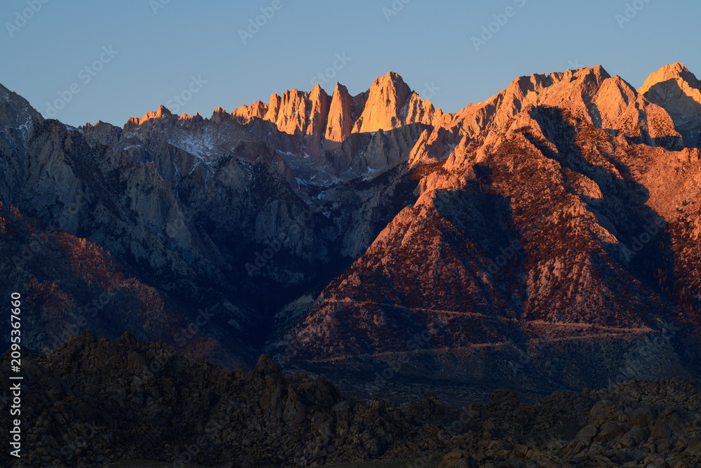 Obraz premium Majestic sierra nevada mountain peak standing tall under bright sunset light bringing tranquil emotion across vast rock landscape and deep alpine valley