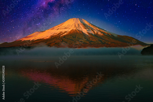 Cuadro en lienzo 山中湖の富士山と美しい星空合成