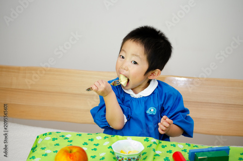 りんごを食べる子供