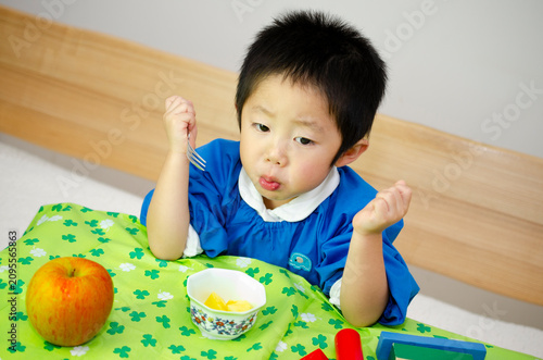 りんごを食べる子供