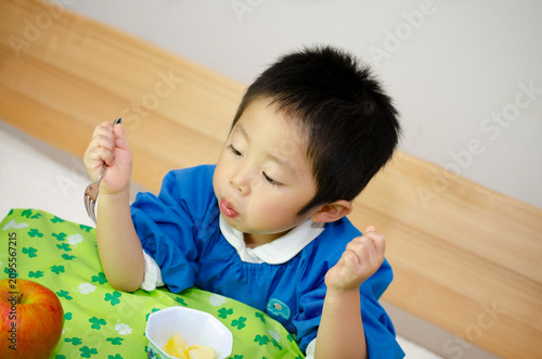 りんごを食べる子供