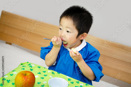 りんごを食べる子供