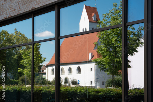 Foto Reflection of Evangelical Lutheran Erloeserkirche church in large modern glass w